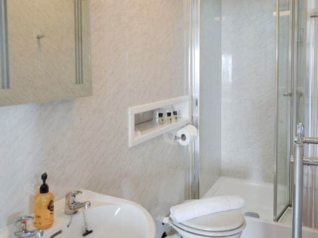 Spacious shower room | Hayloft - Penmorvah Manor Courtyard Cottages, Budock Water, near Falmouth