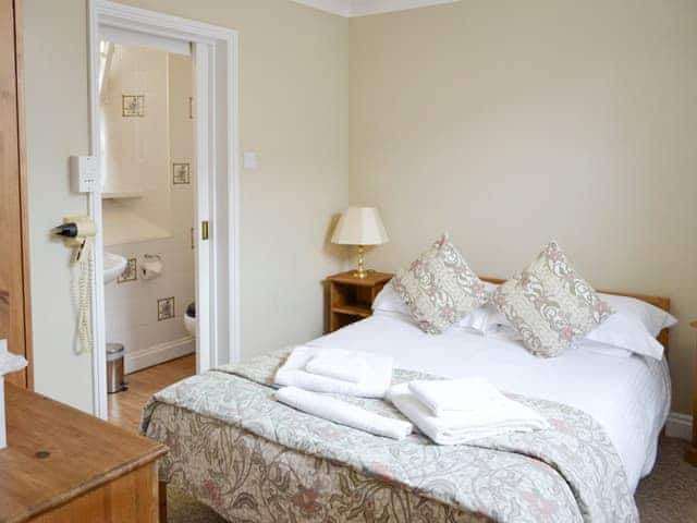 Comfortable double bedroom with en-suite | Horseshoe - Penmorvah Manor Courtyard Cottages, Budock Water, near Falmouth