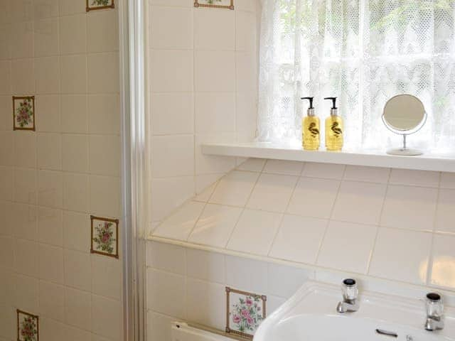 En-suite shower room | Horseshoe - Penmorvah Manor Courtyard Cottages, Budock Water, near Falmouth