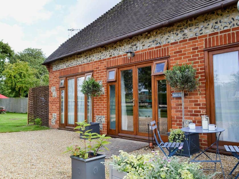 Delightful single-storey barn conversion | Saddle Room - Higher Farm, Martin, Fordingbridge