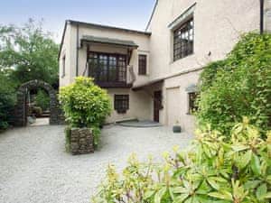 Lovely holiday home with gravelled driveway | Staveley House Apartment - Staveley House & Staveley House Apartment, Staveley