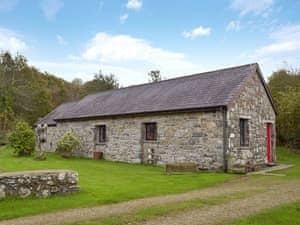 Pretty, detached stone cottage | Ty Bach - Fachongle Ganol Cottages, Fachongle Ganol, near Newport