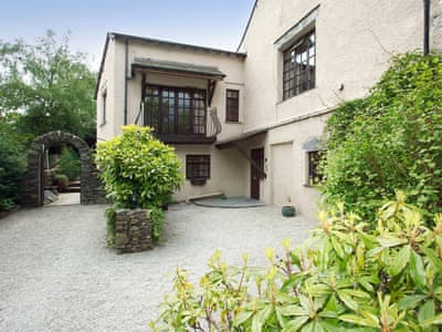 Lovely holiday home with gravelled driveway | Staveley House Apartment - Staveley House & Staveley House Apartment, Staveley