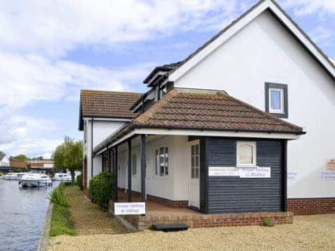 Welcoming riverside cottage entrance | Pottergate Cottage, Wroxham