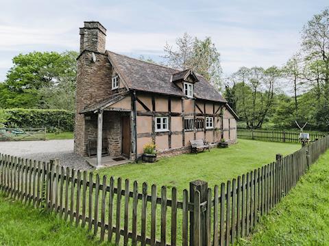 Historical timber framed holiday cottage  | Hollywall Croft, Stoke Prior, near Leominster