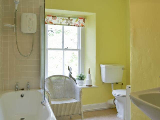 Bathroom with shower over the bath | 3 High Rake, Glenridding