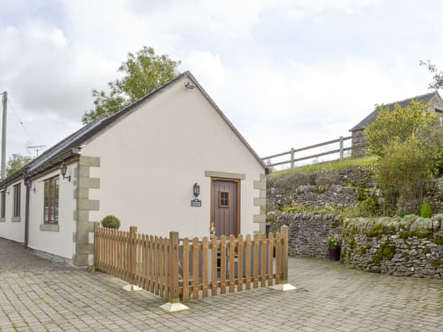 Semi-enclosed sitting out area | Railway Cottage, Longcliffe, near Ashbourne