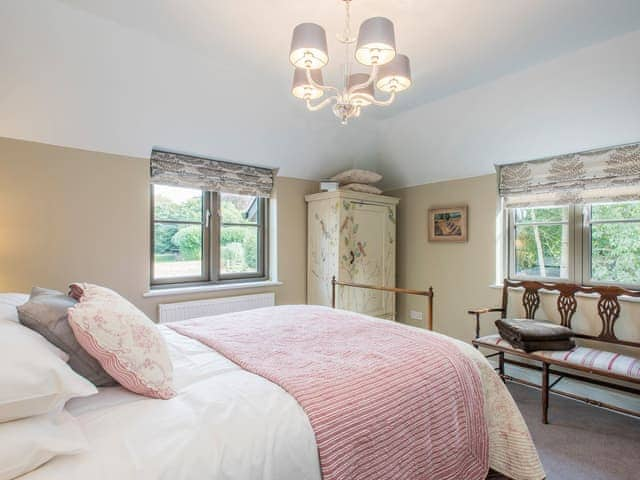 Spacious king-size bedroom | Cowslip Cottage - Swardeston Cottages, Swardeston, near Mulbarton