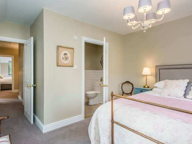 King-size bedroom with en-suite shower room | Cowslip Cottage - Swardeston Cottages, Swardeston, near Mulbarton