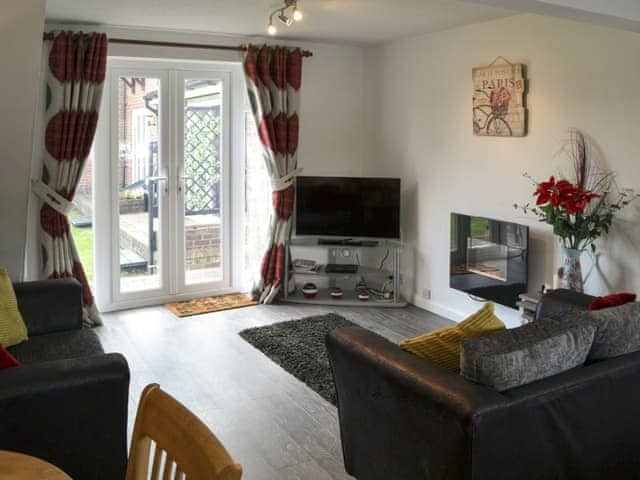 Comfortable lounge with 40&rdquo; Freeview TV | Pottergate Cottage, Wroxham