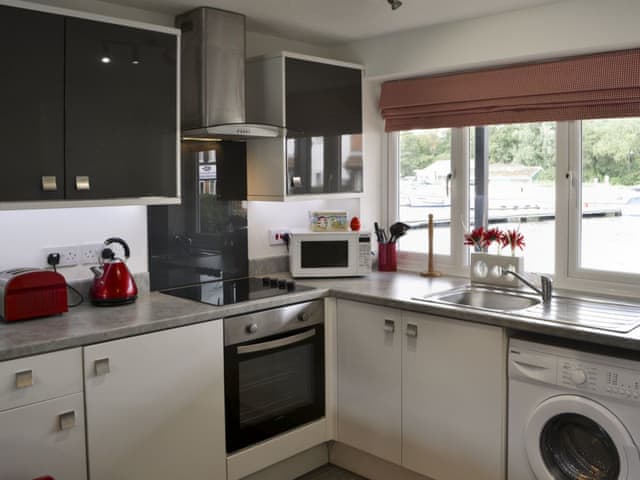 Well-equipped kitchen | Pottergate Cottage, Wroxham