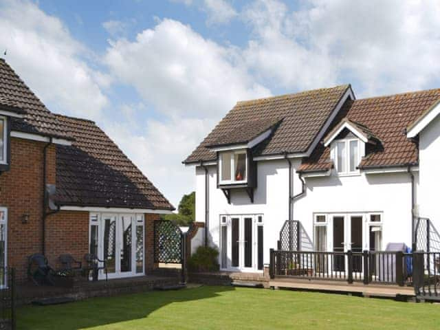 Spacious landscaped grounds | Pottergate Cottage, Wroxham