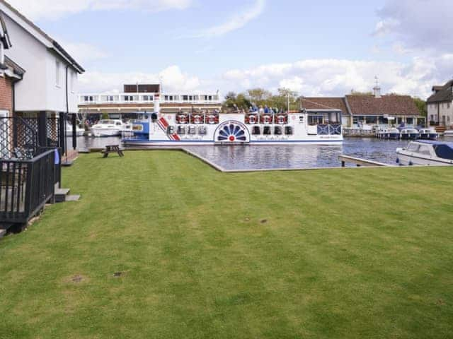 Delightful landscaped lawn with views along the river | Pottergate Cottage, Wroxham