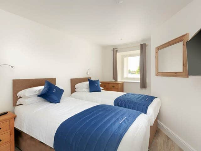 Good-sized twin bedroom | Crested Grebe - The Riverviews, Wroxham, near Norwich