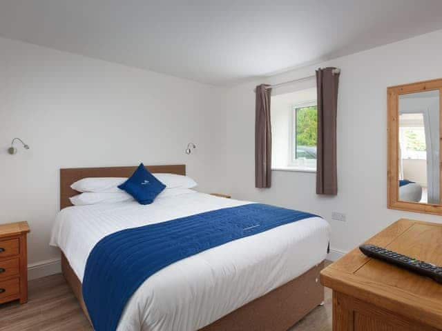 Comfortable ground floor double bedroom with en-suite | Greylag Goose - The Riverviews, Wroxham, near Norwich