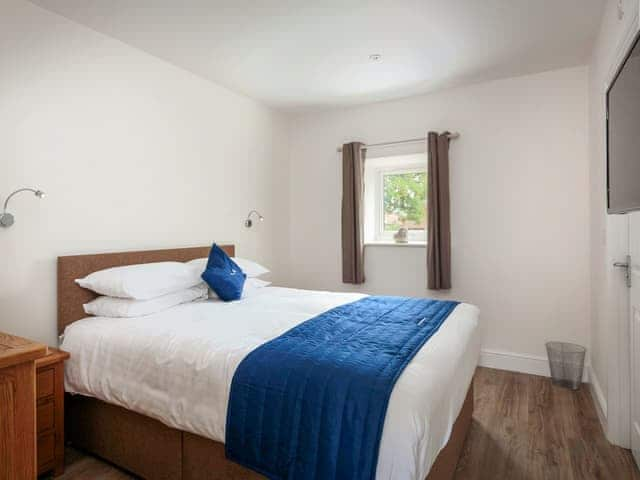 Relaxing first floor double bedroom with en-suite | Greylag Goose - The Riverviews, Wroxham, near Norwich