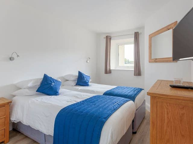 Good-sized twin bedroom with en-suite | Greylag Goose - The Riverviews, Wroxham, near Norwich