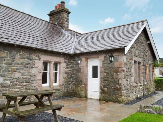 Enclosed lawned garden with patio, garden furniture and BBQ | Lealholme, Bassenthwaite, near Keswick