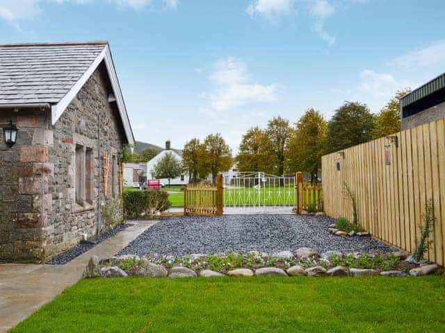 Enclosed lawned garden with patio, garden furniture and BBQ | Lealholme, Bassenthwaite, near Keswick