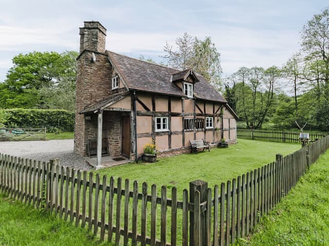 Historical timber framed holiday cottage | Hollywall Croft, Stoke Prior, near Leominster