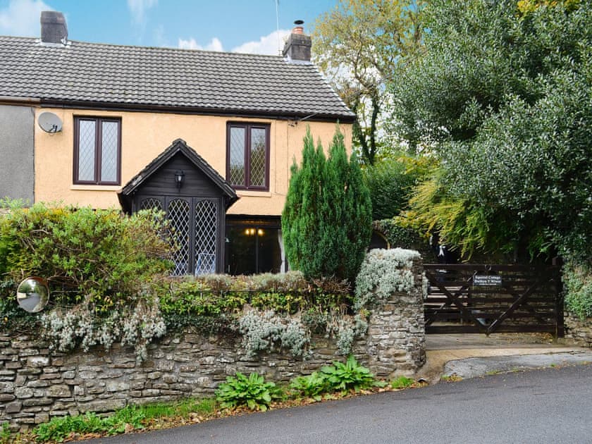 Squirrel Cottage Ref W42255 In Shwt Near Bridgend Glamorgan