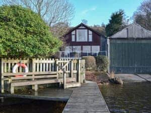Beautiful lakeside holiday cottage with water frontage and boat storage | Waterhead Studio, Near Ambleside
