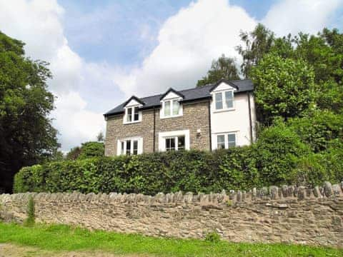 Charming holiday home set in an elevated position | Wren Cottage, Ross-on-Wye