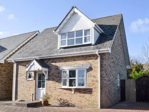 Detached, dog friendly holiday home | The Retreat, Ryde