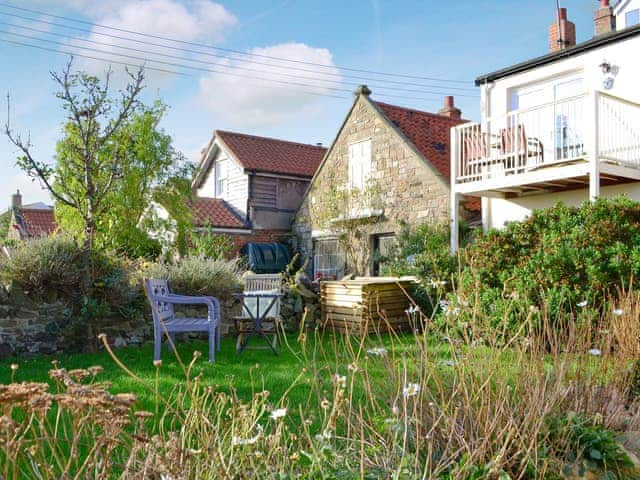 Shared garden and grounds | Lee Cottage, Haven Cottage - St Cuthbert&rsquo;s Square, Holy Island