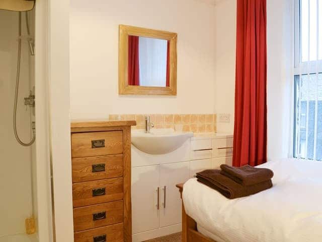 Single bedroom with vanity unit and en-suite shower room | Chartfield, Windermere