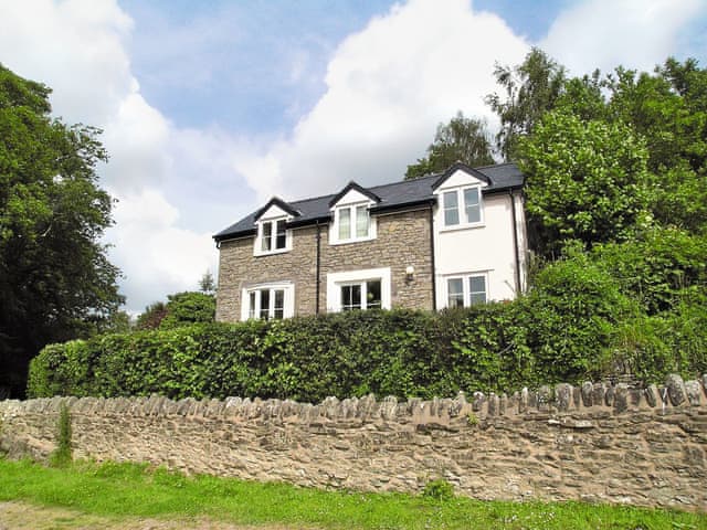 Charming holiday home set in an elevated position | Wren Cottage, Ross-on-Wye