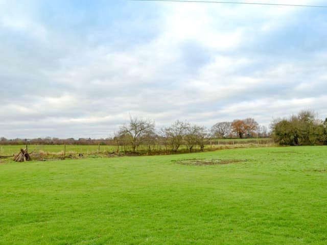 Garden and grounds | Ash Cottage, Oscroft, near Chester