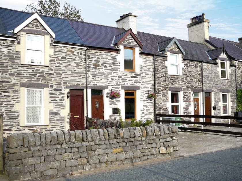 Gwyrfai Cottage In Waunfawr Near Caernarfon Gwynedd Book