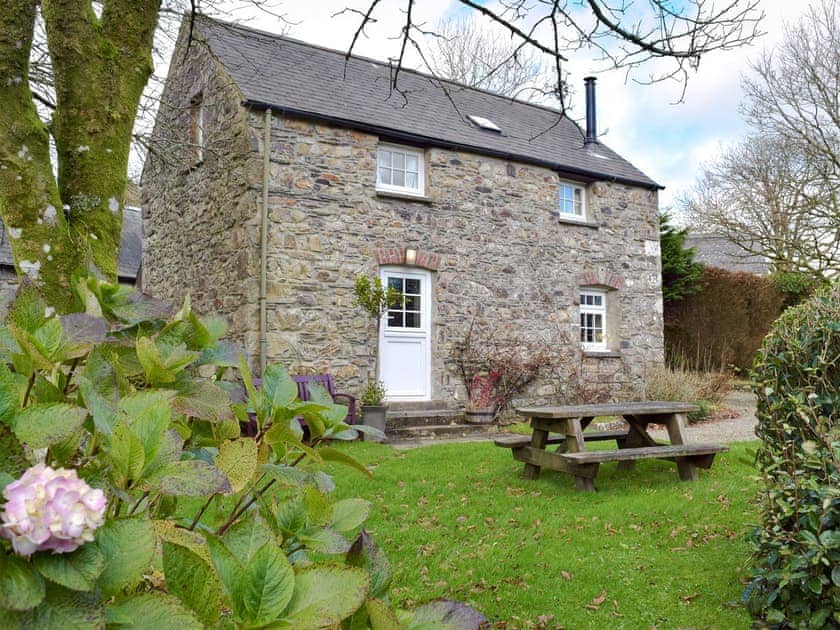 Delightful holiday home | Carthouse Cottage - Ivy Court Cottages, Llys-y-Fran