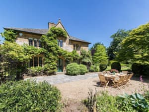 Extensive outdoor area perfect for alfresco entertaining | The Dairy House, Illminster