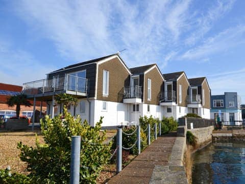 Waterfront terraced holiday property | Anchor Cottage, East Cowes