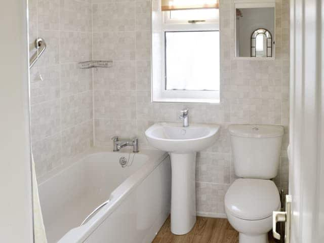 Family bathroom with shower over bath | Heron&rsquo;s Quay, Wroxham