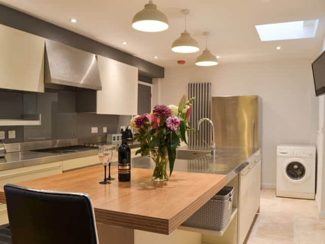 Well equipped kitchen | Kia Rosa, Ryde