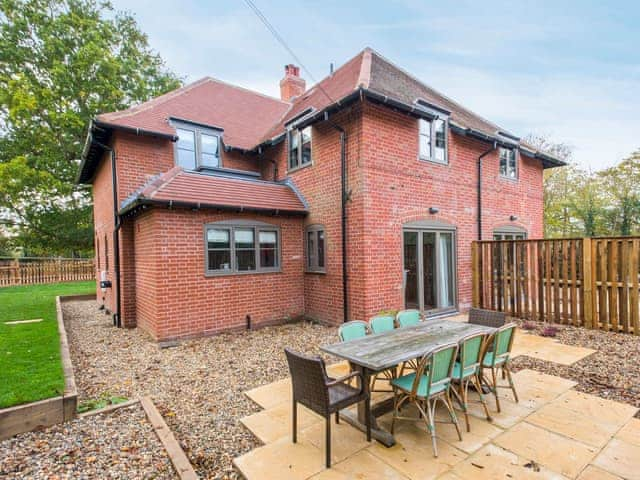 Enclosed lawned garden with patio and garden furniture | Cowslip Cottage - Swardeston Cottages, Swardeston, near Mulbarton