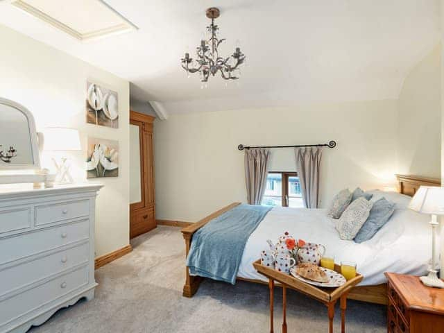 Elegantly decorated double bedroom with kingsize bed | Horseshoes House, Saham Toney, near Thetford