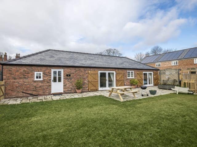 Wonderful detached, single-storey barn conversion | Field View - Salter Gate, Wainfleet St. Mary, near Skegness