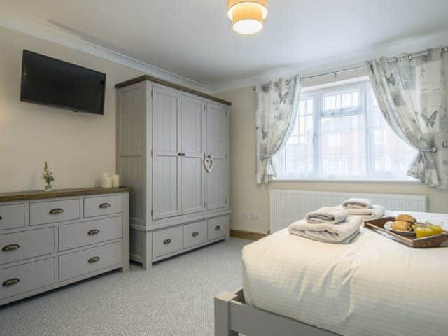 Stylishly furnished double bedroom with kingsize bed | Bailey&rsquo;s Retreat, Bardney, near Lincoln