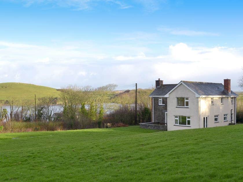 Wonderful holiday home, set in a great location with panoramic views across the Camel Estuary | Tregunna Cottage, Edmonton, near Wadebridge