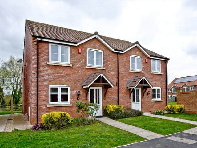 Exterior | Butterfly Cottage - Lakeview Holiday Cottages, Bridgwater