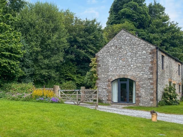 View showing grassed area available to guests in addition to enclosed garden area | Barn End Cottage, Blackwell in the Peak, near Buxton