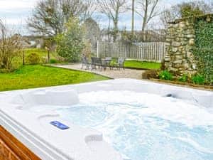 Luxurious hot tub within the shared garden | Bwthyn Clyd, Dyffryn Ardudwy, near Barmouth