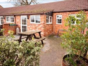 Enclosed sitting-out area | Brown Snout - The Old Kennels Holidays, Ledbury