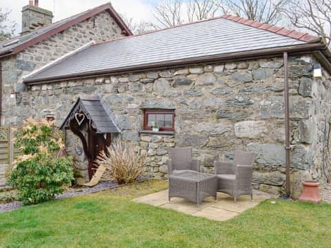 Stylish two-storey semi-detached converted barn | Ty Bach Twt, Dyffryn Ardudwy, near Barmouth