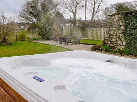 Luxurious hot tub within the shared garden | Bwthyn Clyd, Dyffryn Ardudwy, near Barmouth