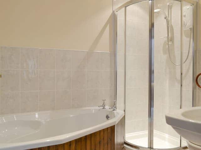 En-suite bathroom with separate shower cubicle | The Gingang - West Bridge End, Frosterley, near Bishop Auckland